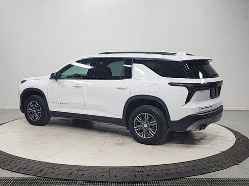 Used 2025 Chevrolet Traverse LT image 5