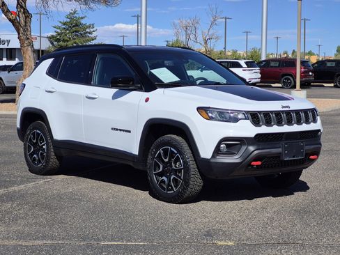 Used 2025 Jeep Compass Trailhawk AWD/4WD image 3