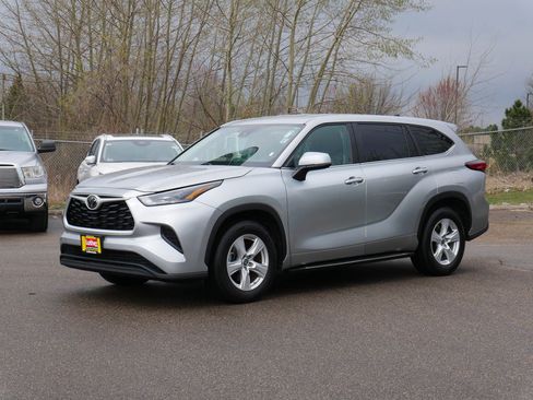 Used 2023 Toyota Highlander L image 3