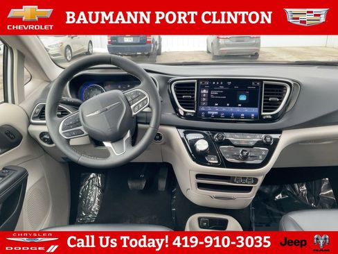 Used 2024 Chrysler Pacifica Touring-L FWD image 3