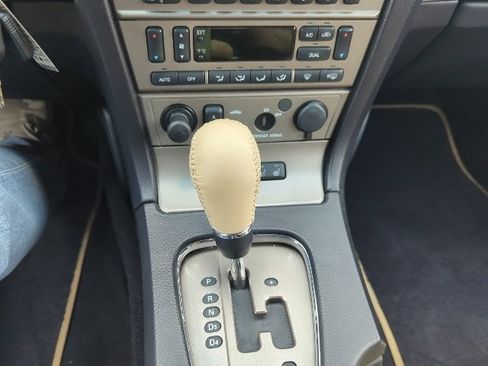 Used 2005 Ford Thunderbird image 21