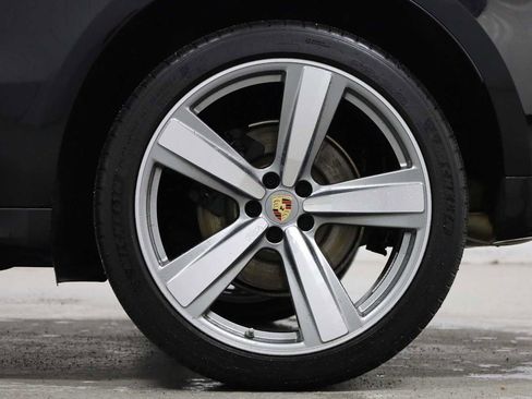 Certified 2024 Porsche Macan image 39