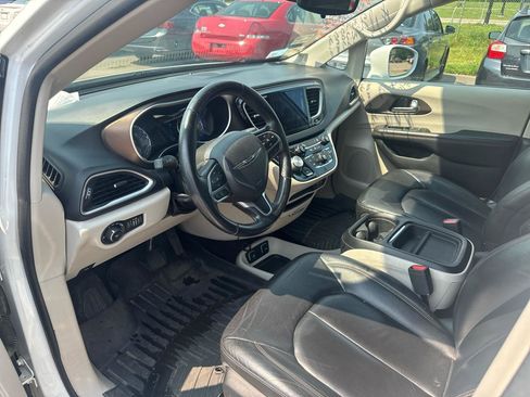 Used 2017 Chrysler Pacifica Touring-L FWD image 9
