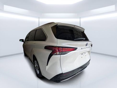 Used 2021 Toyota Sienna Limited FWD image 4