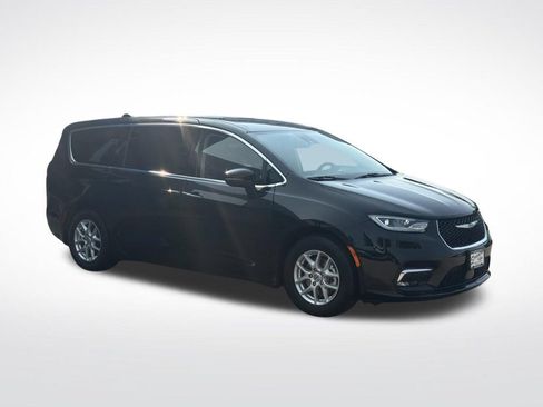 Used 2023 Chrysler Pacifica Touring-L FWD image 8