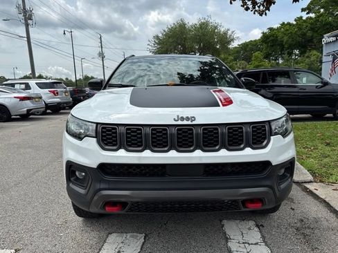 Used 2025 Jeep Compass Trailhawk AWD/4WD image 3