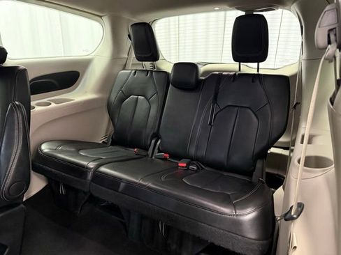 Used 2024 Chrysler Pacifica Touring-L image 21