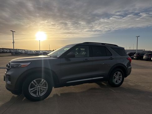 Used 2022 Ford Explorer XLT image 8