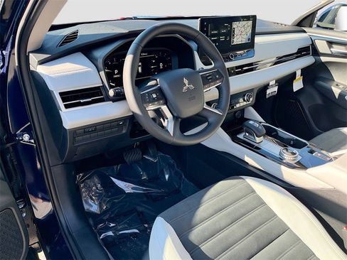 New 2025 Mitsubishi Outlander SE image 9