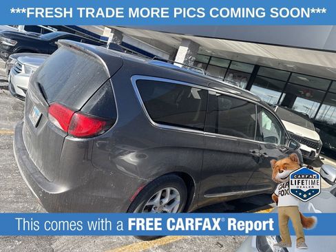 Used 2018 Chrysler Pacifica Touring-L w/ Tire & Wheel Group image 3