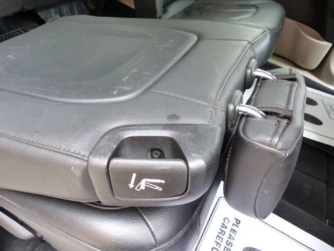 Used 2020 Chrysler Pacifica Touring-L w/ Tire & Wheel Group FWD image 47