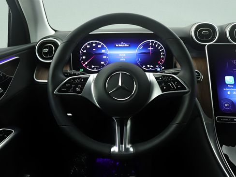 Used 2025 Mercedes-Benz GLC 350e 4MATIC image 8