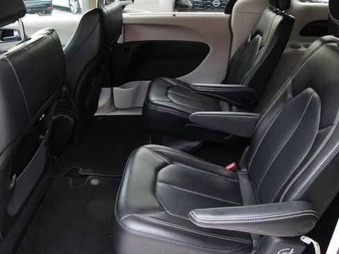Used 2023 Chrysler Pacifica Touring-L FWD image 25