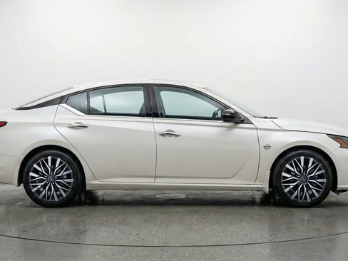 Used 2025 Nissan Altima 2.5 SV FWD image 11