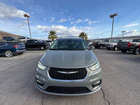 Used 2021 Chrysler Pacifica Touring-L image 8