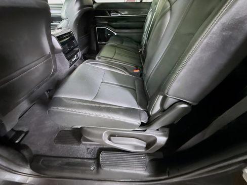 Used 2022 Jeep Wagoneer Series III w/ Premium Group I AWD/4WD image 30