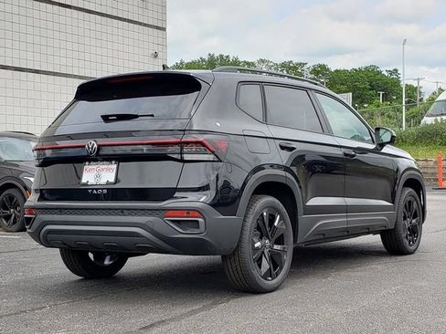 New 2026 Volkswagen Taos SE FWD image 3