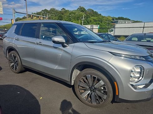 Used 2025 Mitsubishi Outlander SE AWD/4WD image 2