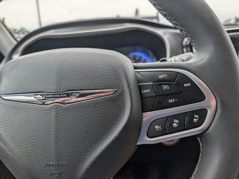 Used 2025 Chrysler Pacifica Select FWD image 25