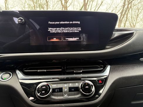 Used 2025 Buick Envista Sport Touring image 18