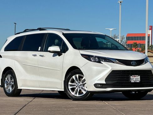 Certified 2025 Toyota Sienna XLE w/ XLE Plus Package image 2