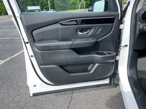 Certified 2025 Honda Pilot Touring image 24