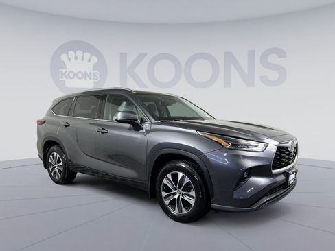 Used 2021 Toyota Highlander XLE AWD/4WD image 2