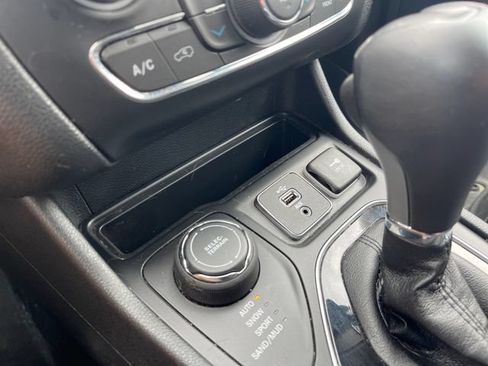 Used 2019 Jeep Cherokee Limited w/ Technology Group AWD/4WD image 20