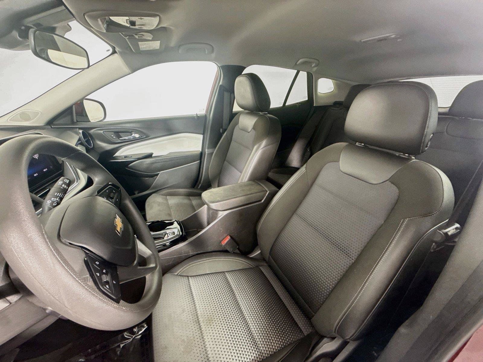 Used 2025 Chevrolet Trax LT FWD image 10
