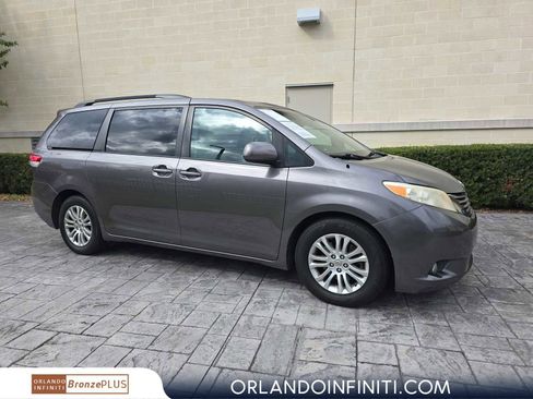 Used 2014 Toyota Sienna XLE image 1
