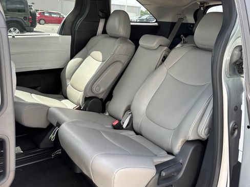 Used 2025 Toyota Sienna XLE FWD image 9