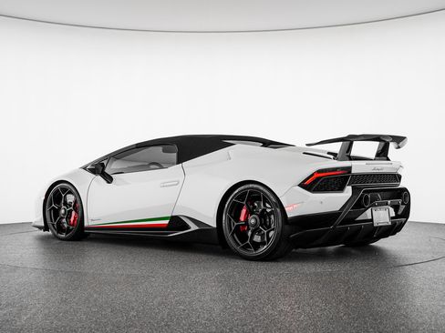 Used 2018 Lamborghini Huracan Performante AWD/4WD image 3