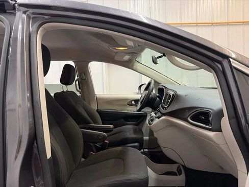 Used 2021 Chrysler Voyager L FWD image 21