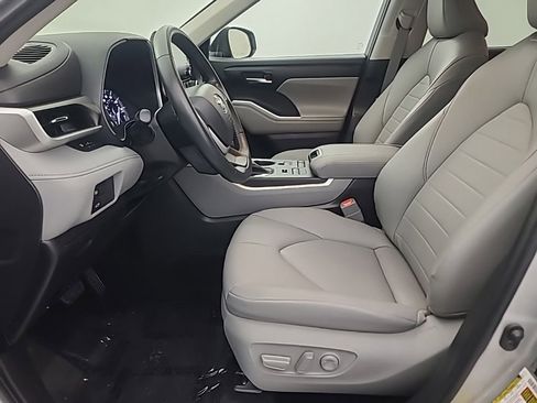Used 2022 Toyota Highlander XLE image 28