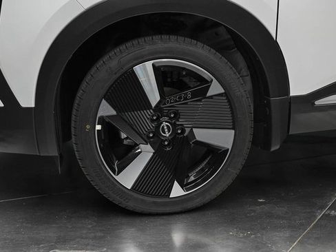 New 2025 Nissan Kicks SR image 8