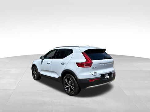 Used 2025 Volvo XC40 B5 Core AWD/4WD image 3