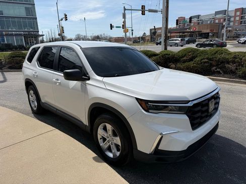 Used 2023 Honda Pilot LX image 3