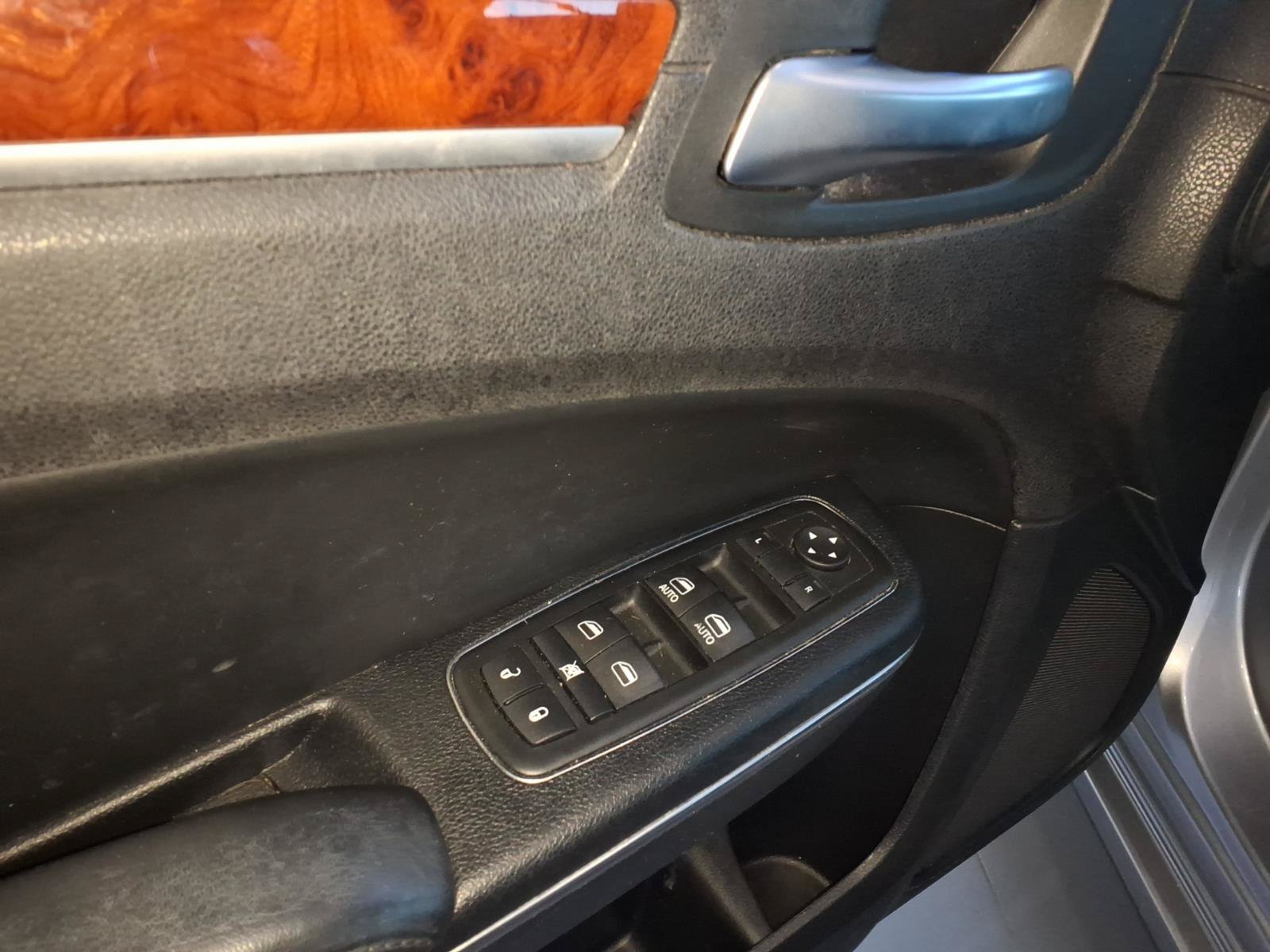 Used 2014 Chrysler 300 AWD w/ Driver Convenience Group image 13