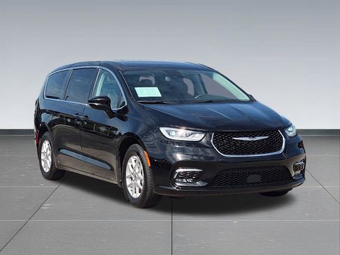 Used 2024 Chrysler Pacifica Touring-L FWD image 8