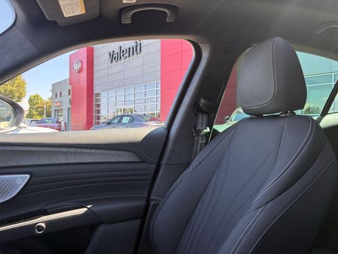 New 2025 Maserati Grecale GT image 27