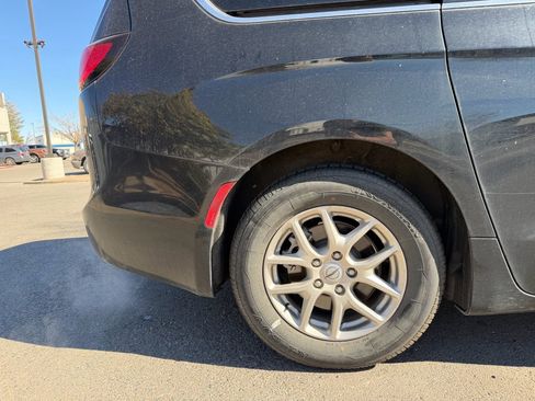 Used 2024 Chrysler Pacifica Touring-L image 6