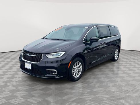 Used 2023 Chrysler Pacifica Touring-L FWD image 3