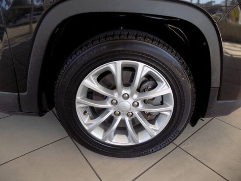 Used 2019 Jeep Cherokee Latitude w/ Popular Appearance Group image 10