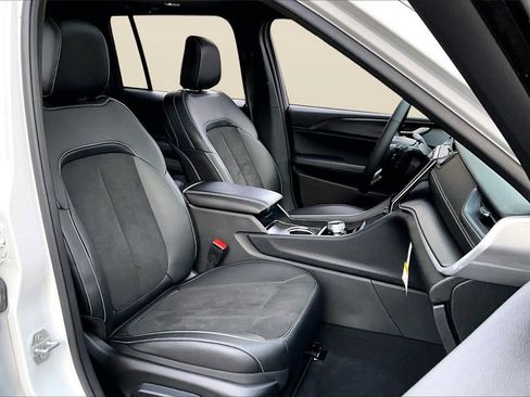 Certified 2025 Jeep Grand Cherokee Altitude image 23