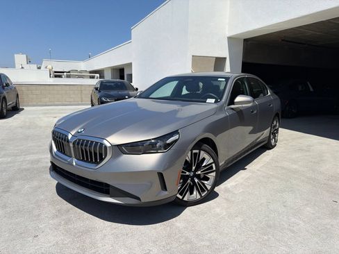 Used 2026 BMW 530i w/ Premium Package RWD image 3