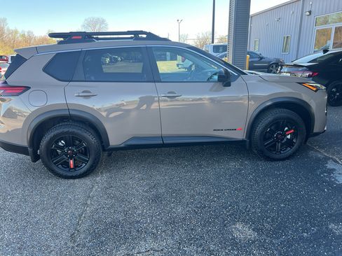 Used 2025 Nissan Rogue SV AWD/4WD image 7
