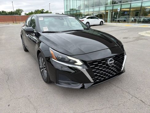 Used 2025 Nissan Altima 2.5 SV FWD image 1
