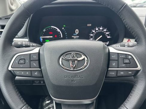 Used 2025 Toyota Sienna XLE image 32