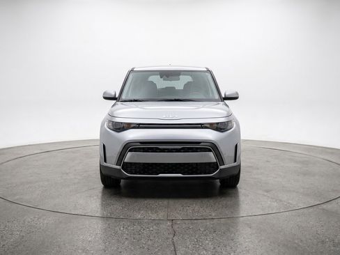Used 2025 Kia Soul LX w/ LX Technology Package FWD image 2