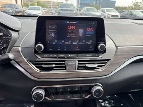 Used 2025 Nissan Altima 2.5 SV FWD image 17